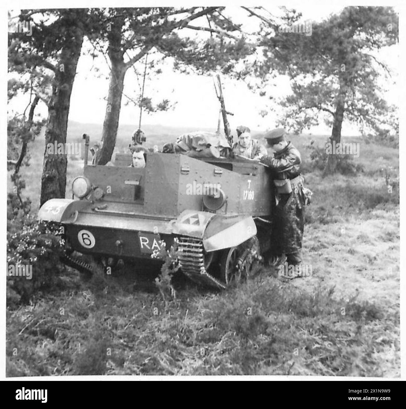 Au cours d'une fausse bataille impliquant deux divisions, un porte-avions Bren équipé d'une radio sert de poste d'observation pour les artilleurs d'artillerie, démontrant la communication et la coordination sur le champ de bataille. Banque D'Images