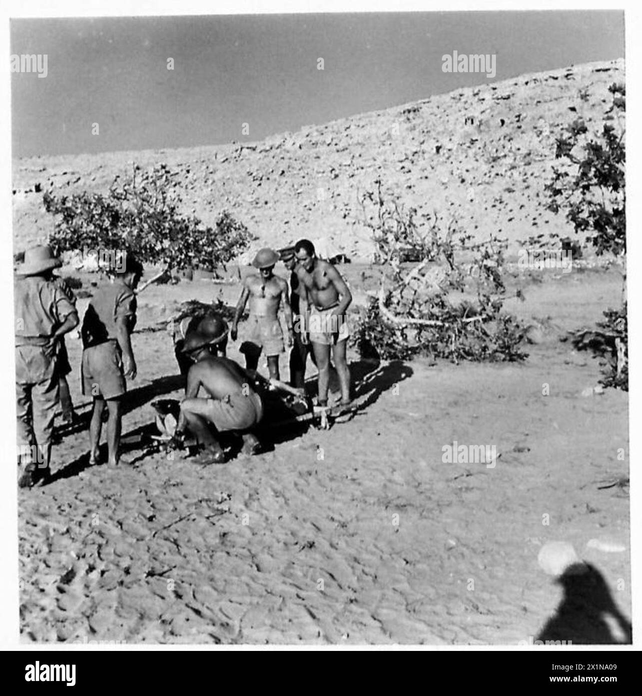 Les troupes de la 9e division australienne s'occupent d'un soldat blessé après une attaque de bombardier en piqué pendant le siège de Tobrouk, août 1941, dans l'armée australienne. Banque D'Images