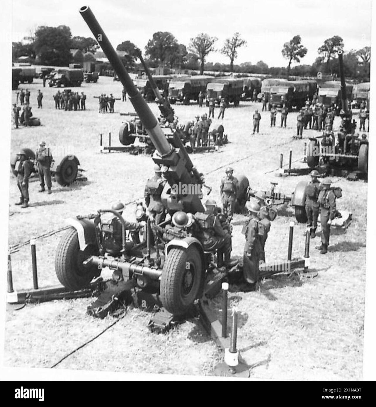 Un régiment mobile antiaérien de l'armée britannique montre des canons et des équipages des AA avec des camions en arrière-plan pendant les opérations sur le terrain. Banque D'Images