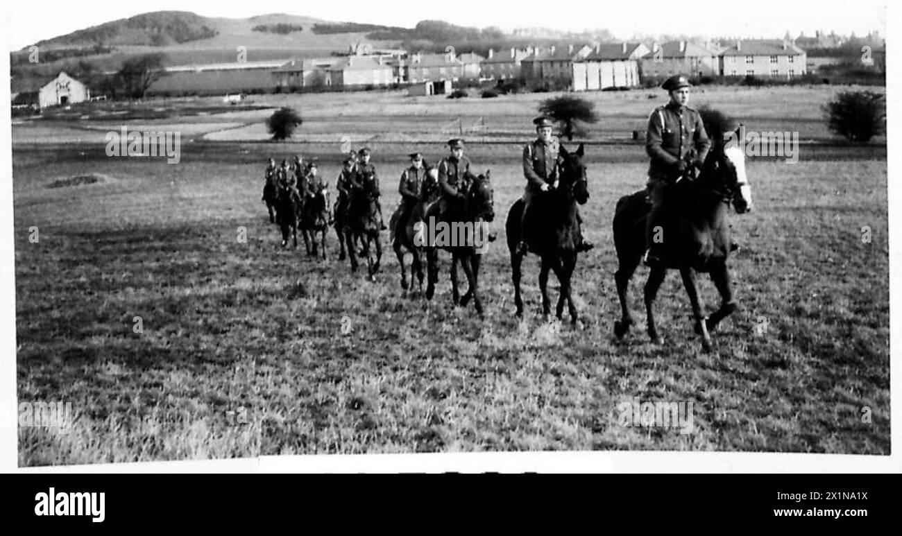 Les recrues de la Scottish Cavalry Training School reçoivent une instruction sur le contrôle des chevaux après trois jours de formation initiale de l'armée britannique. Banque D'Images