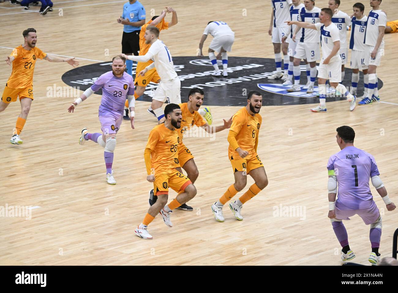 Vantaa, Finlande. 17 avril 2024. Les joueurs de l'équipe des pays-Bas célèbrent leur victoire après tirs de pénalité 4-5 la compétition européenne de qualification de l'UEFA pour la Coupe du monde de Futsal de la FIFA 2024 Elite Round Play-off entre la Finlande et les pays-Bas, à Vantaa, Finlande, le 17 avril 2024. (Photo de MARKKU ULANDER/LEHTIKUVA/Sipa USA) crédit : Sipa US/Alamy Live News Banque D'Images