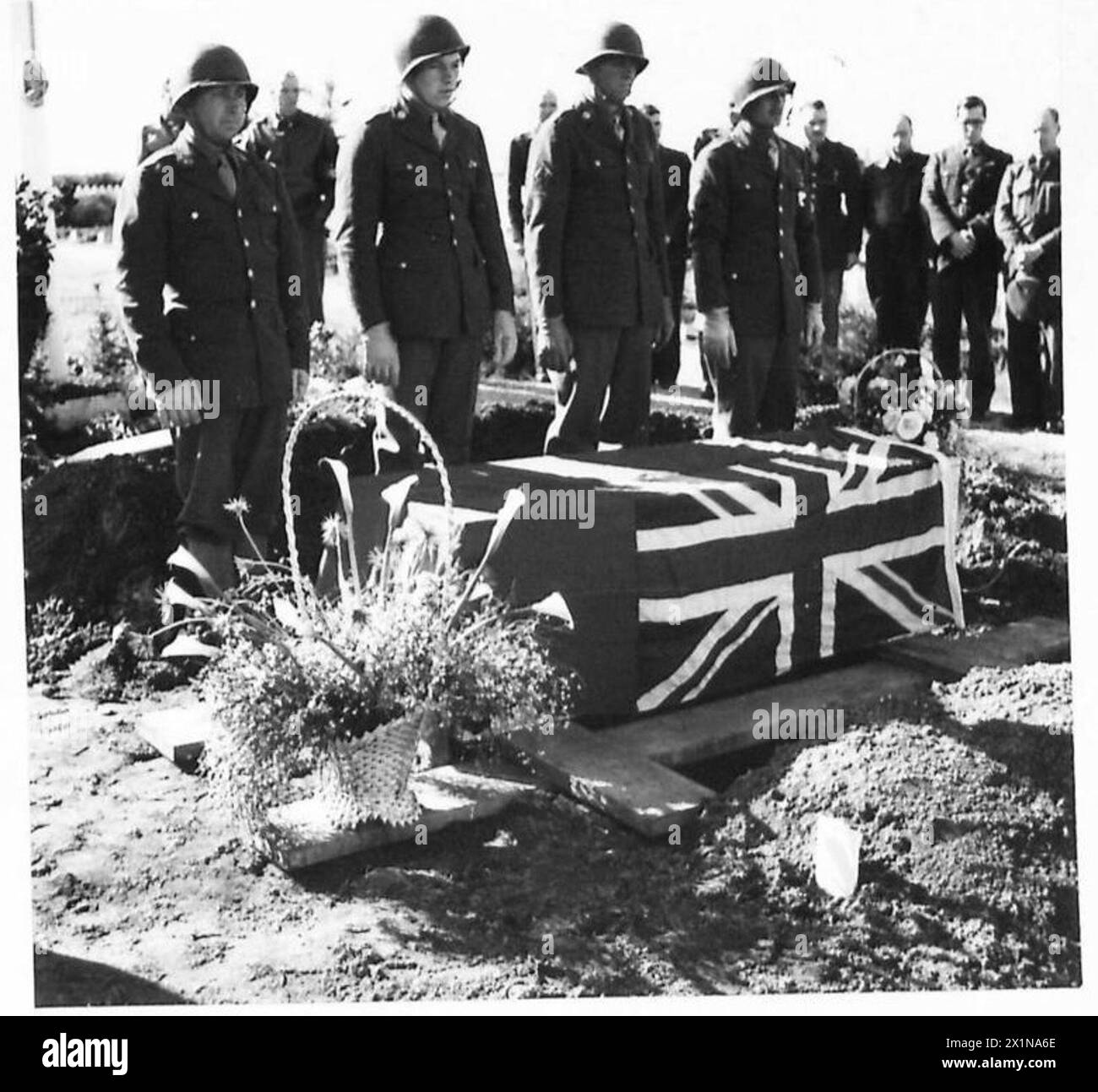 Au cours de la campagne de Tunisie, en janvier 1943, une garde d'honneur américaine effectue un service funéraire dans un cimetière militaire pour le correspondant de guerre Edouard Beaudry, mort après que son avion ait été touché par des tirs antiaériens espagnols près de Larache, au Maroc. Il est enterré aux côtés de soldats américains morts en novembre 1942. Banque D'Images