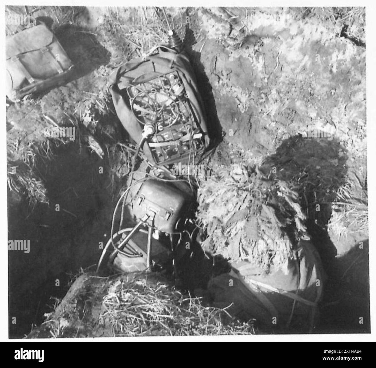 Un générateur SCR 694 alimenté par batterie est positionné dans une tranchée dans le cadre de l'équipement de signalisation de l'armée britannique utilisé par le 21e groupe d'armées. Banque D'Images