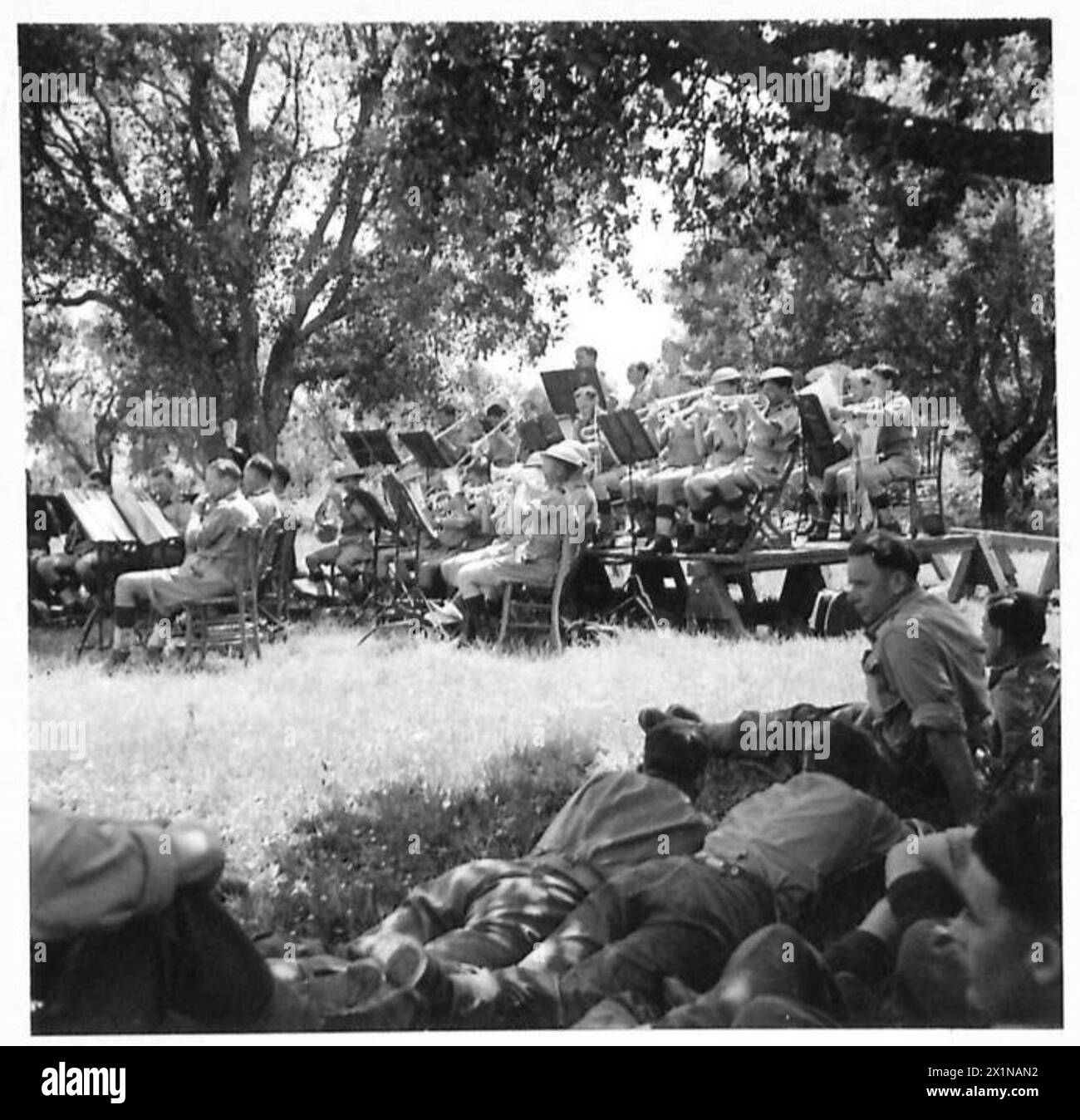 Un groupe sud-africain dirigé par Lieut. E.J. Kealey divertit les troupes britanniques sur la tête de pont d'Anzio après une tournée de recrutement de 30 000 miles, jouant dans une clairière ensoleillée de l'armée britannique. Banque D'Images