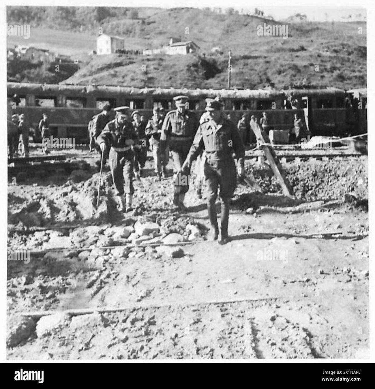 CINQUIÈME ARMÉE : C-EN-C VISITES SUD-AFRICAINS - le général Alexander et le major-général Poole quittent la station à la fin de l'inspection, British Army Banque D'Images