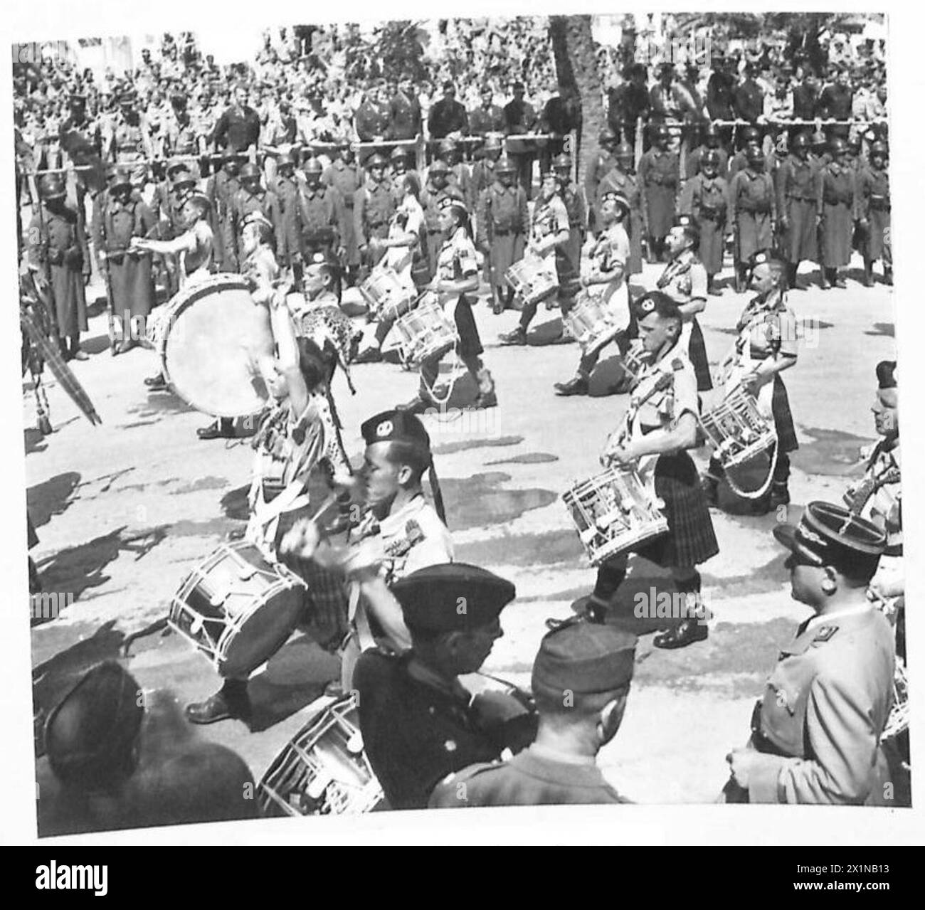 Les batteurs de la 51e division Highland jouent lors de la célébration de la victoire à Tunis, dans l'armée britannique. Banque D'Images
