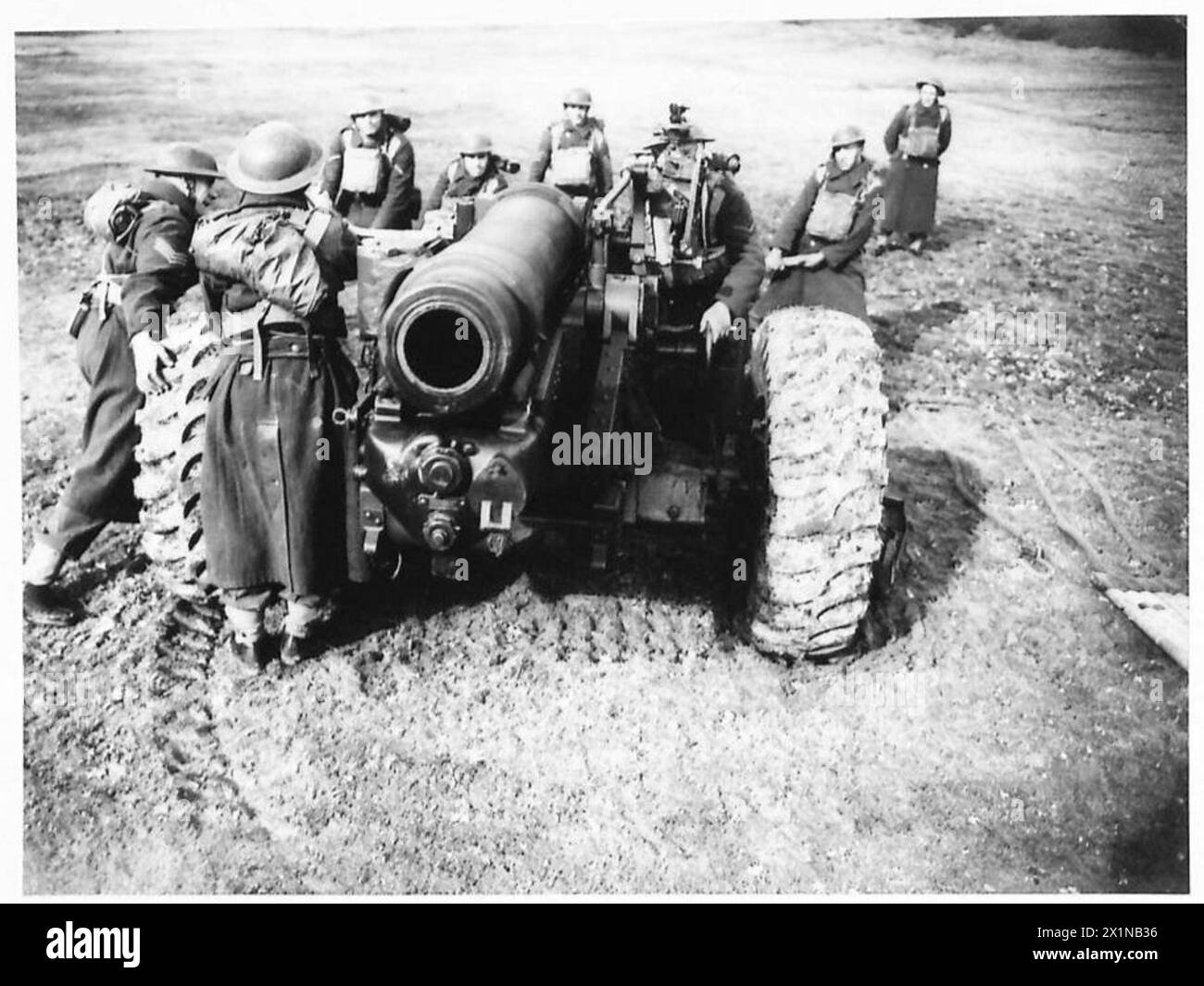 Les artilleurs de l'armée britannique préparèrent un obusier de 6 pouces pour l'action lors d'un exercice d'entraînement. Banque D'Images