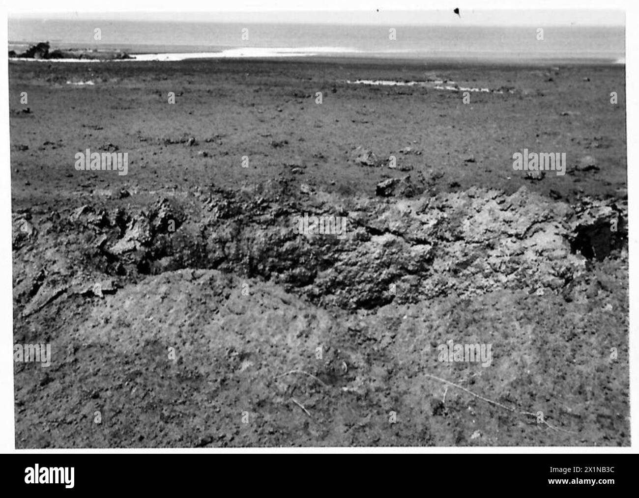 MISSION SPÉCIALE POUR LA 79E DIVISION BLINDÉE - vue pleine largeur du cratère faite par une bombe de 100 lb. Fusible de nez - instantané - fusible de queue 1/10 sec.delay, armée britannique Banque D'Images