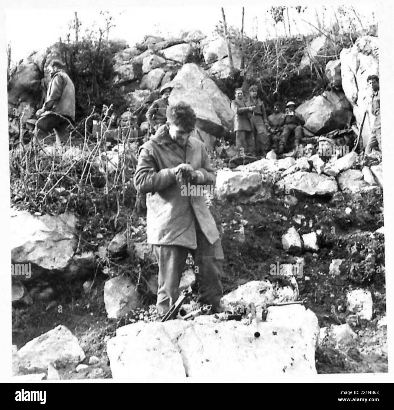 Fusilier F. Alsopp de Leicester nettoie et maintient son arme automatique après des opérations de combat sur le mont Camino avec la Cinquième armée britannique en Italie. Banque D'Images