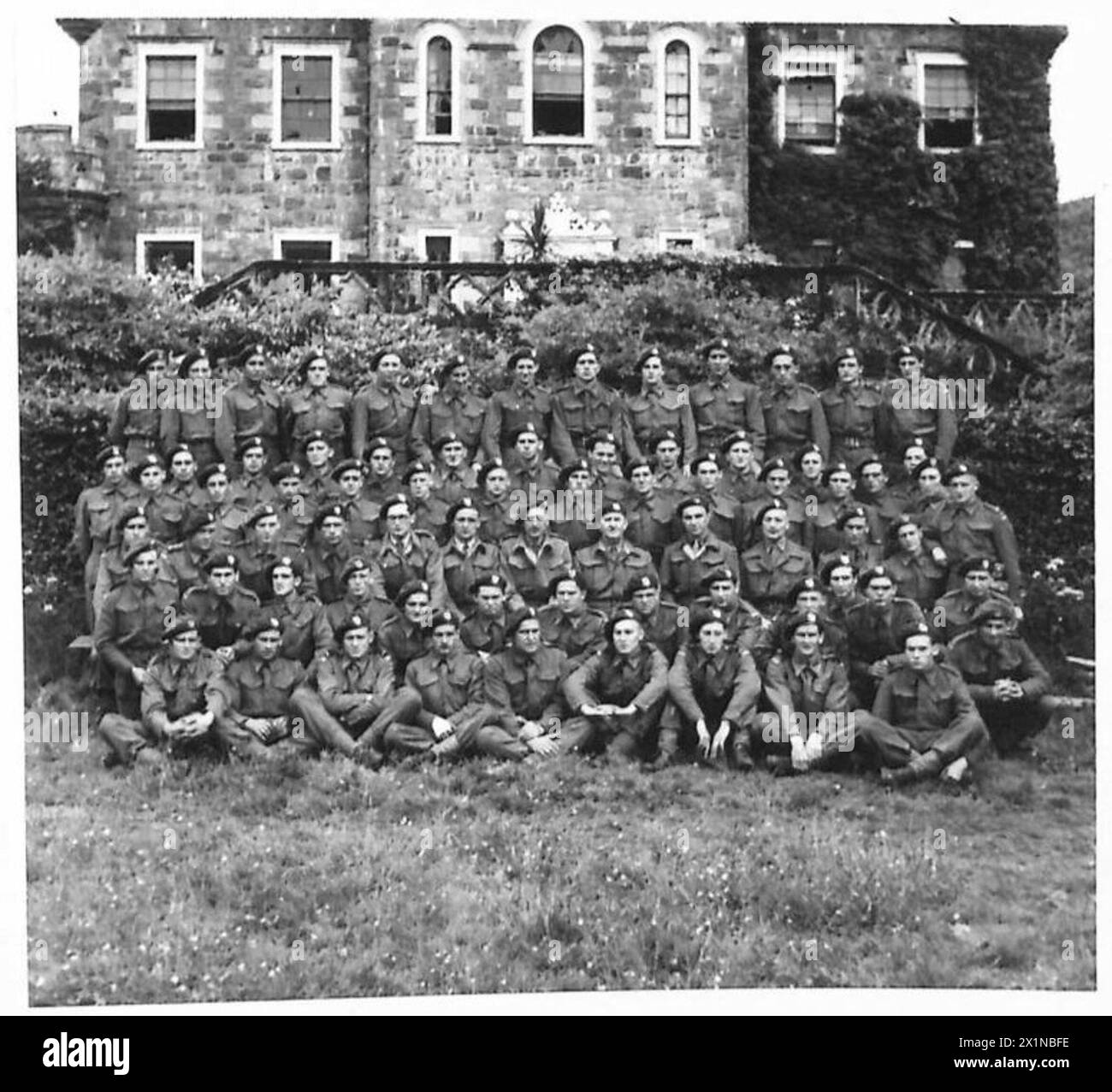Les soldats du Commando français mènent une formation dans un dépôt de commando, le commandant étant assis au centre et supervisant les activités sous la supervision de l'armée britannique. Banque D'Images