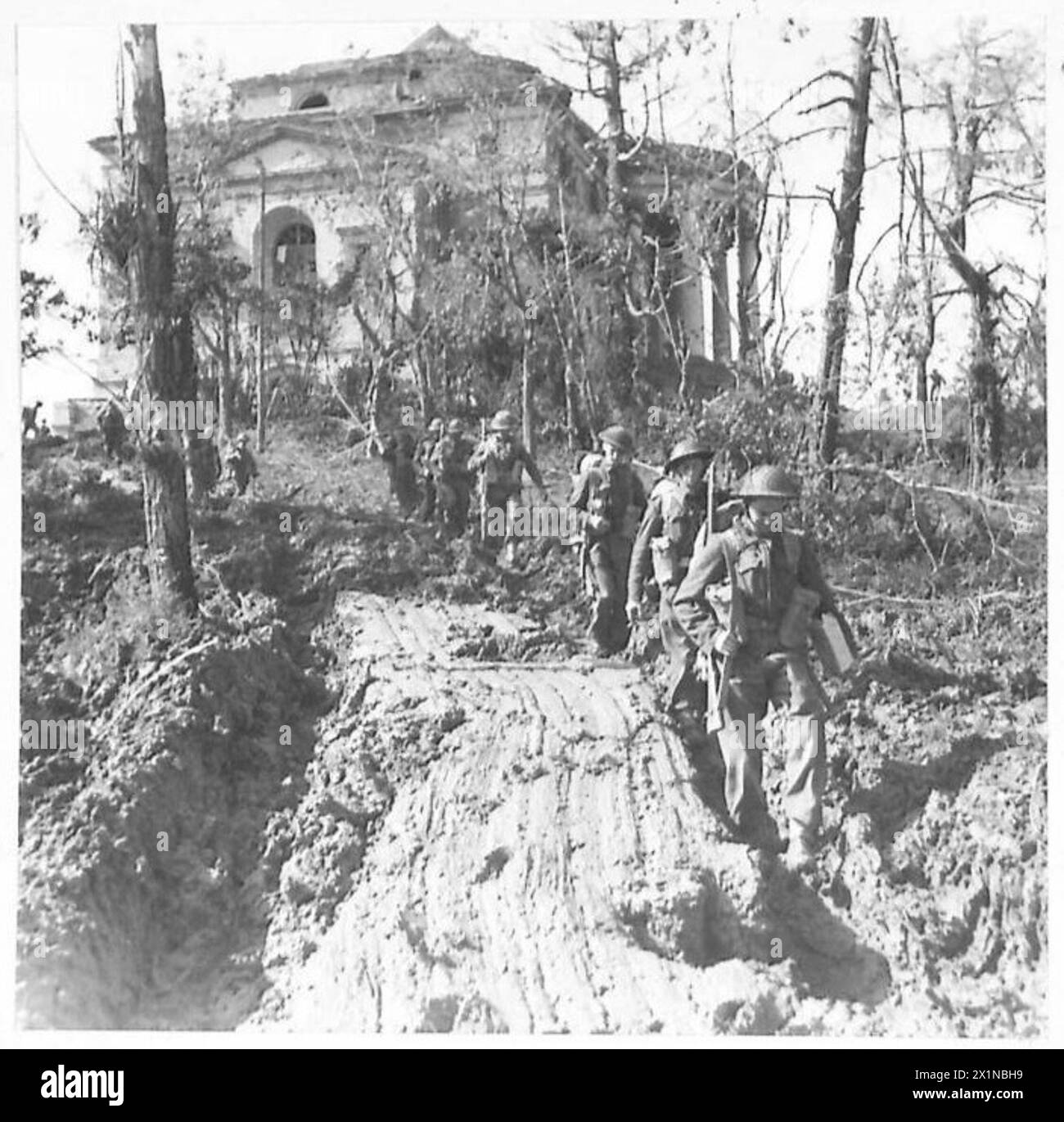 Les hommes du QG de la Queen's 2/6 quittent la Queen's Company pour retourner au repos, armée britannique, huitième armée. Banque D'Images