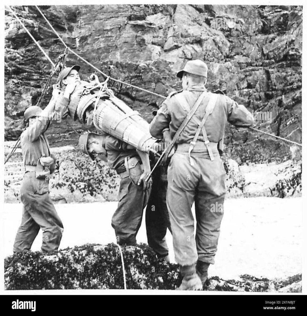 Les soldats des Green Devils transportent une victime à l'aide d'une civière Neil Robertson pendant les opérations sur le terrain de l'armée britannique. Banque D'Images