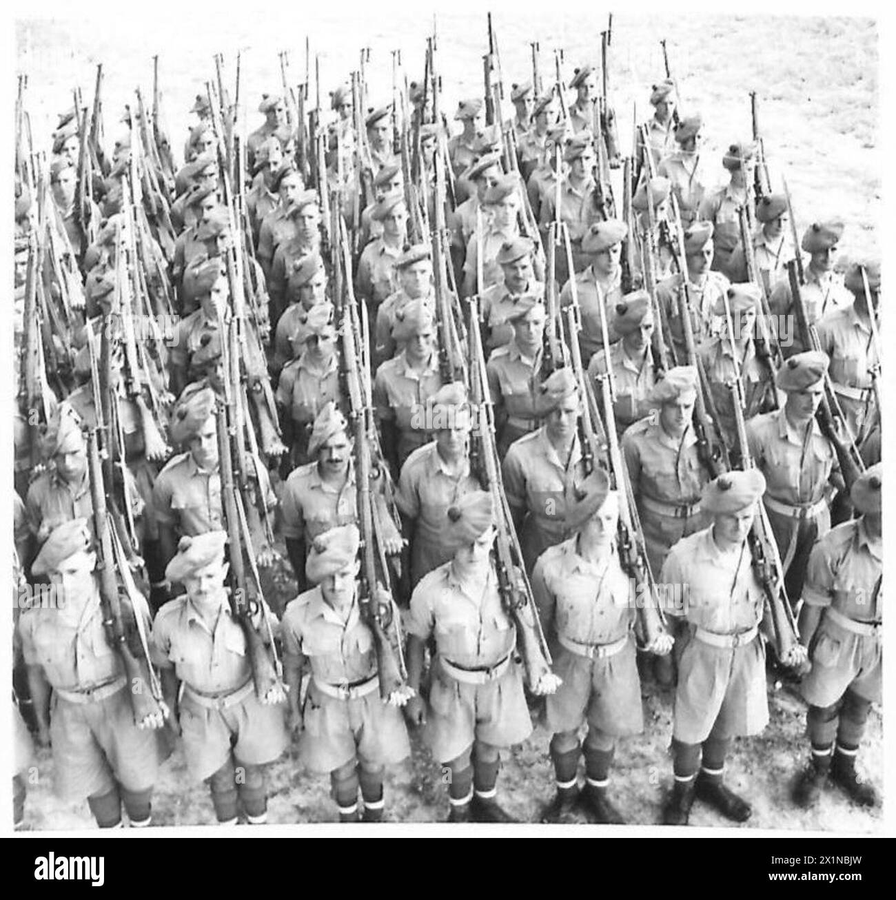 Les Highlanders de la 8e armée britannique défilent pendant la campagne tunisienne, démontrant leur disponibilité et leur discipline militaire, gagnant le surnom de « dames de l'enfer ». Banque D'Images