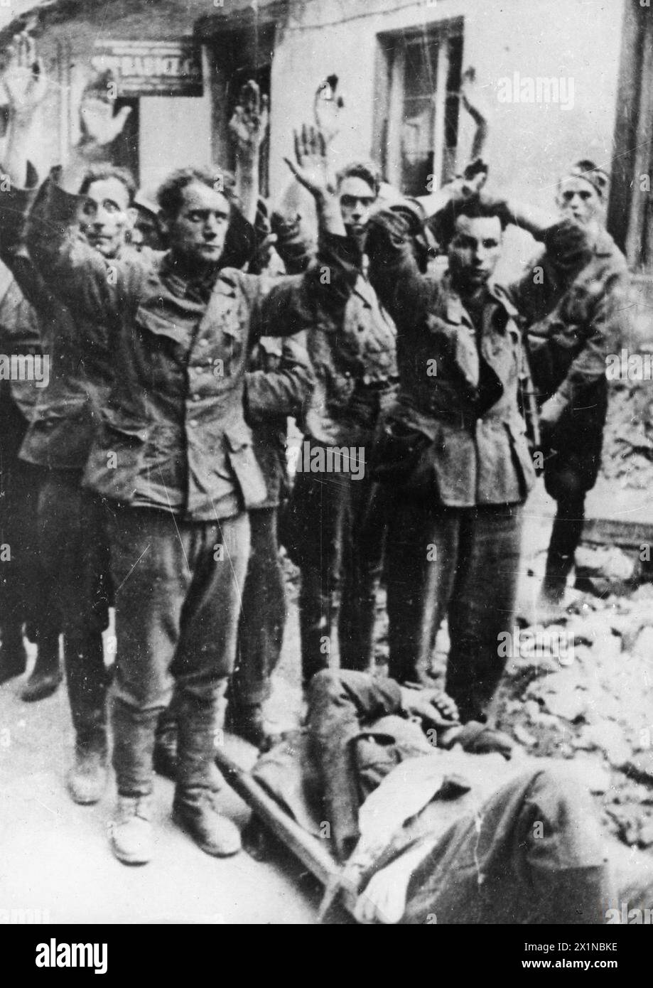 Les prisonniers allemands capturés dans le centre téléphonique PRÉCÉDENT sont gardés par des soldats du bataillon Kiliński de l'Armée de l'intérieur polonaise le 20 août 1944 pendant le soulèvement de Varsovie. Banque D'Images