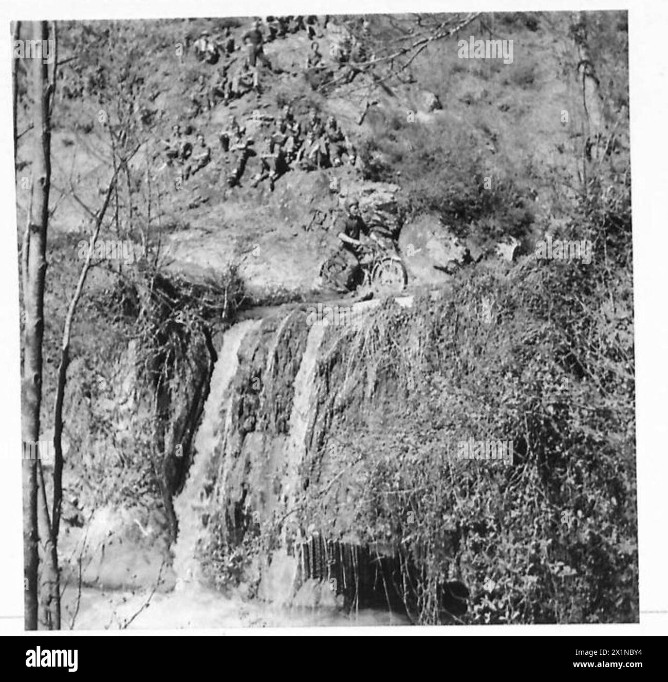 Le pilote W.G. Watkins de la 146 Company, R.A.S.C., négocie le cinquième danger, "Whackers Waterfall", pendant le procès moto du 13 corps. Watkins est un soldat de l'armée régulière avec sept années de service, y compris des déploiements en Irak, en Palestine, en Égypte, en Sicile et en Italie. Banque D'Images