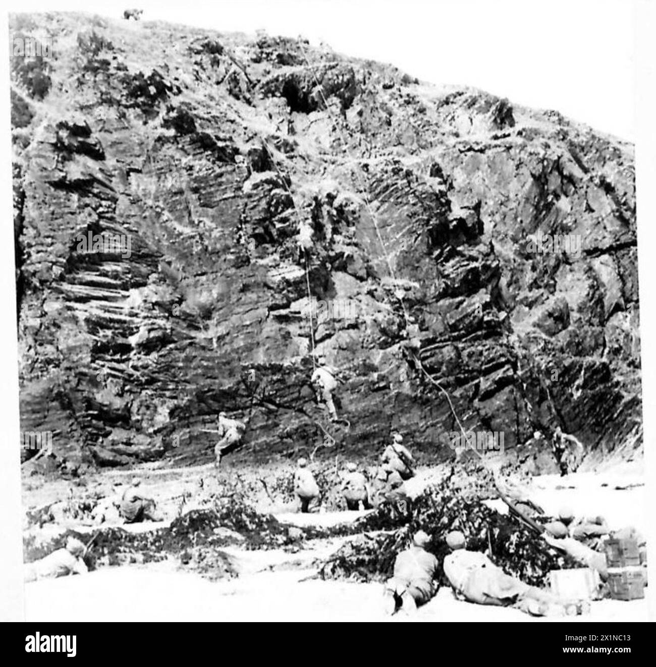 Le groupe Green Devils Advance gravit une falaise difficile tandis que le reste de l'unité attend en dessous, dans le cadre des exercices d'entraînement de l'armée britannique. Banque D'Images