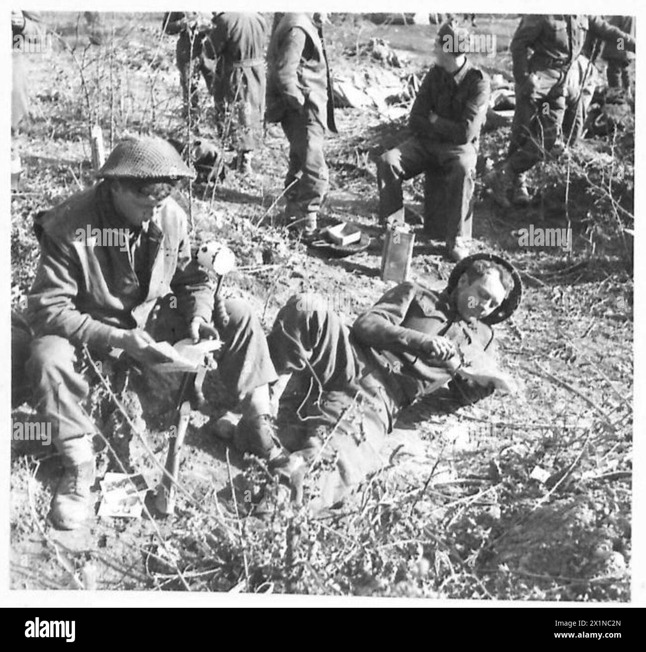 ITALIE : CINQUIÈME SÉRIE des SOLDATS DE L'ARMYSALUTE - de gauche à droite : Pte. E. Hargreaves, 3, Rockcliffe Road, Near Flint, North Wales Pte. G. Taylor, 18 Wilsham Street, Kensington, Londres, W. 11 Reading mail from home, British Army Banque D'Images