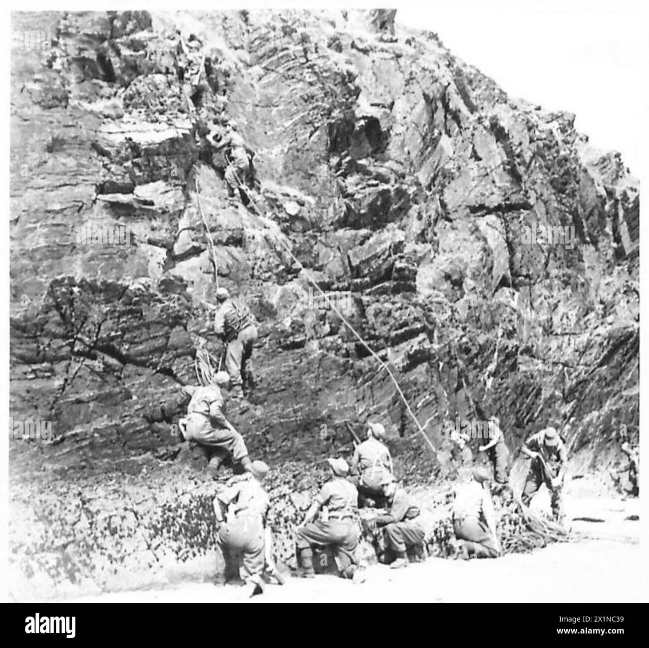 L'avant-garde des Green Devils négocie une falaise abrupte tandis que les autres attendent leur tour, l'armée britannique. Banque D'Images