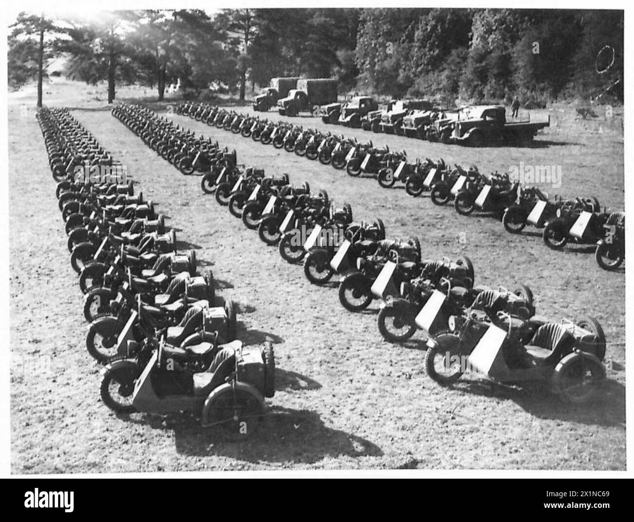 Les combinaisons de motos des Royal Northumberland Fusiliers de l'armée britannique sont garées dans un espace ouvert, prêtes pour les opérations de reconnaissance et le déploiement de troupes. Banque D'Images