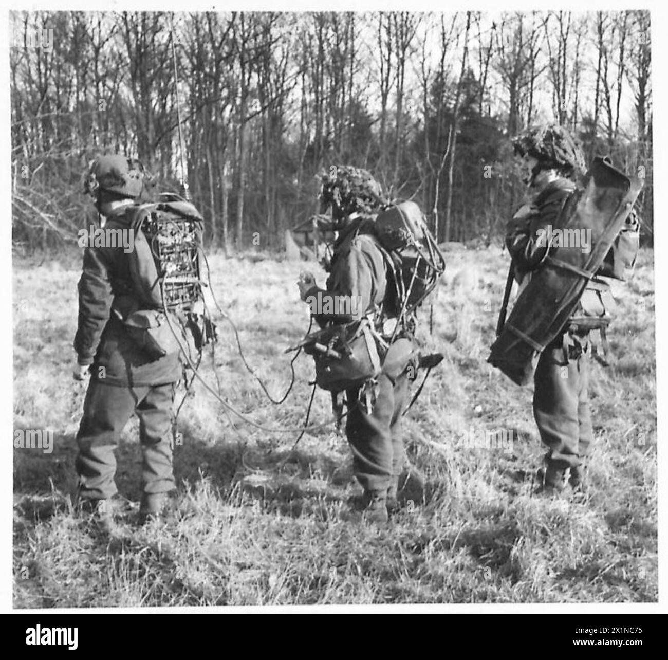 Kit sans fil SCR 694 avec générateur à batterie ou à commande manuelle, y compris un générateur à pédale pour un fonctionnement indépendant dans les zones avancées ; documenté par l'armée britannique, 21e groupe d'armées. Banque D'Images