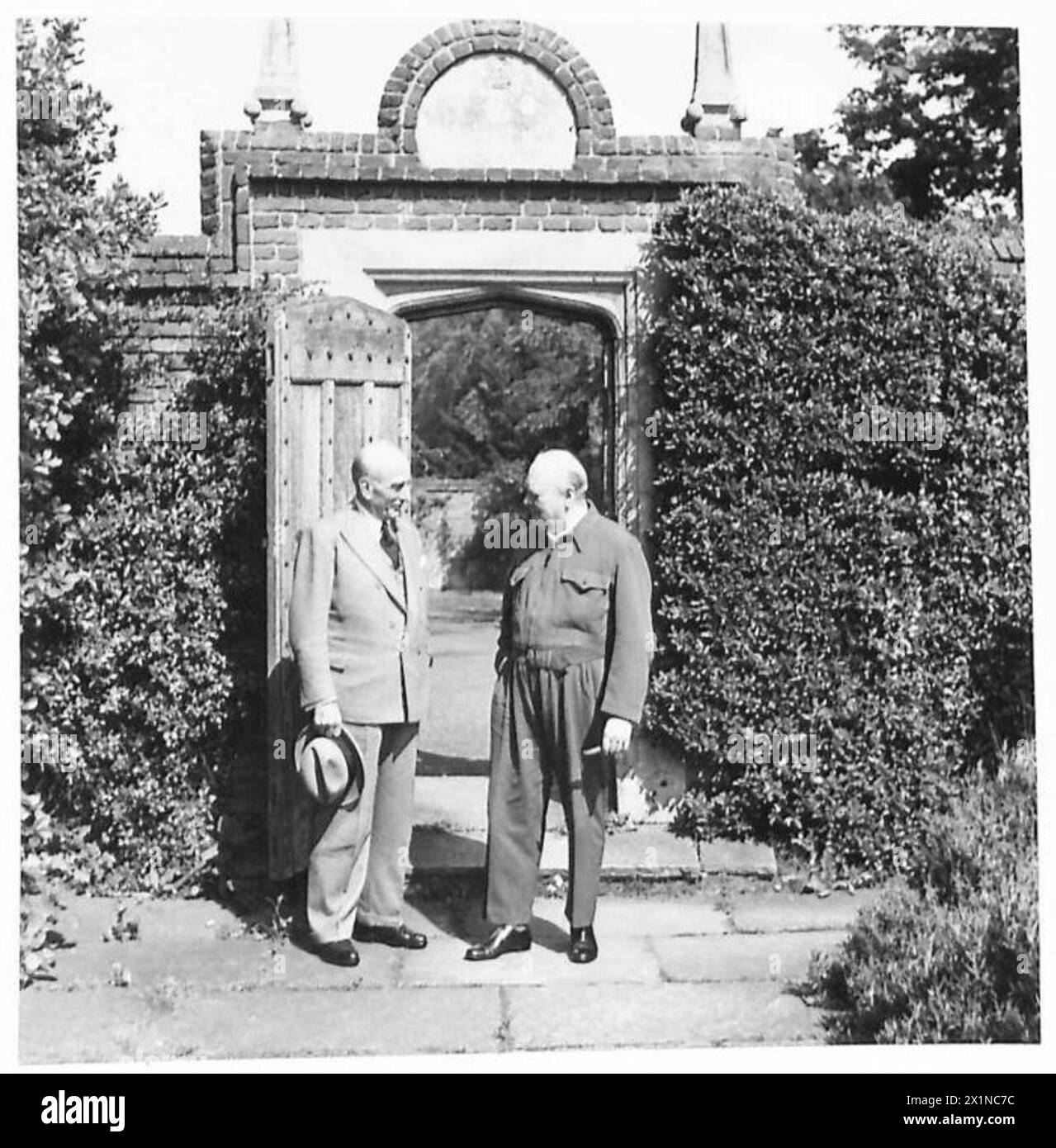 MR. JOSEPH E.DAVIES & MR. CHURCHILL À CHEQUERS - MM. Churchill et J.E. Davies dans le jardin à Chequers, armée britannique Banque D'Images