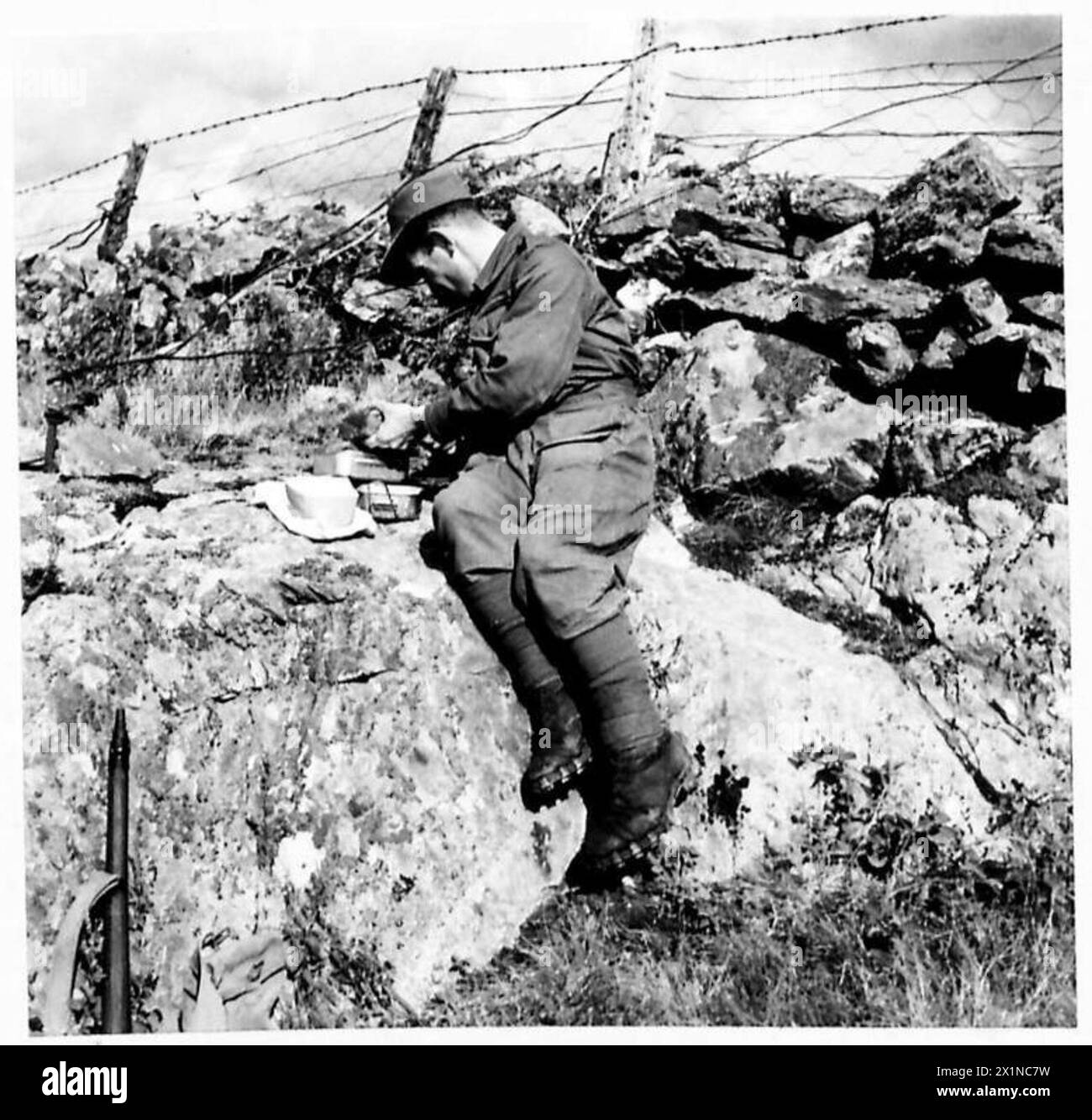 Les soldats connus sous le nom de Green Devils prennent une pause repas après des exercices d'escalade, British Army. Banque D'Images