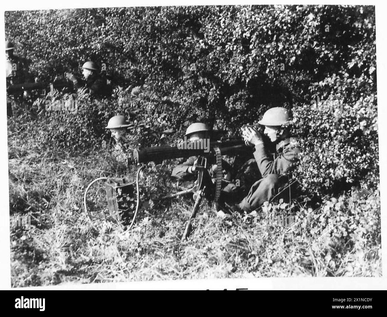 Le Middlesex Regiment mène des exercices d'entraînement en Angleterre, démontrant une mitrailleuse dissimulée en usage opérationnel par le personnel de l'armée britannique. Banque D'Images