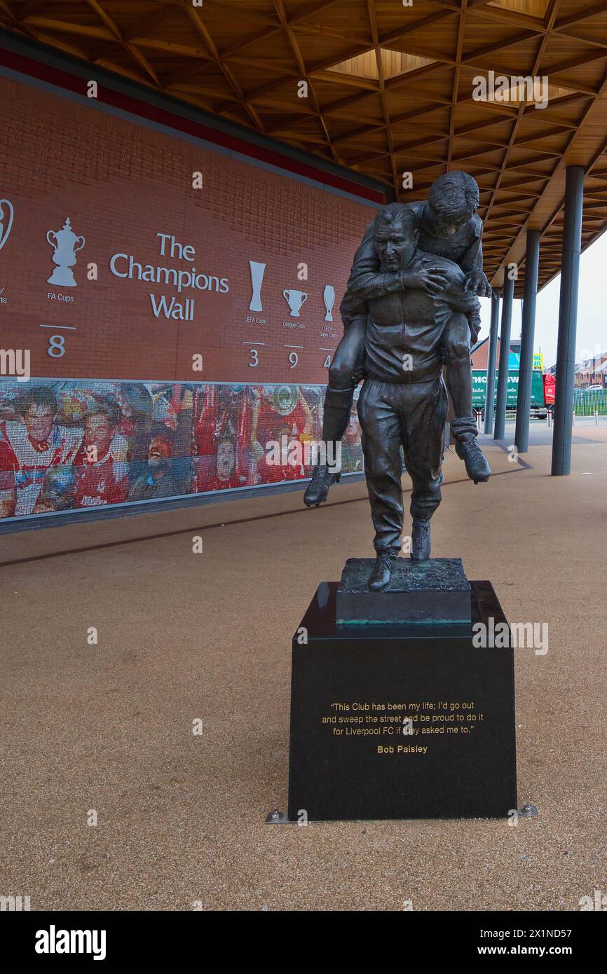 Angleterre, Liverpool - 29 décembre 2023 : statue de bronze du meilleur entraîneur du LFC, Bob Paisley. Banque D'Images