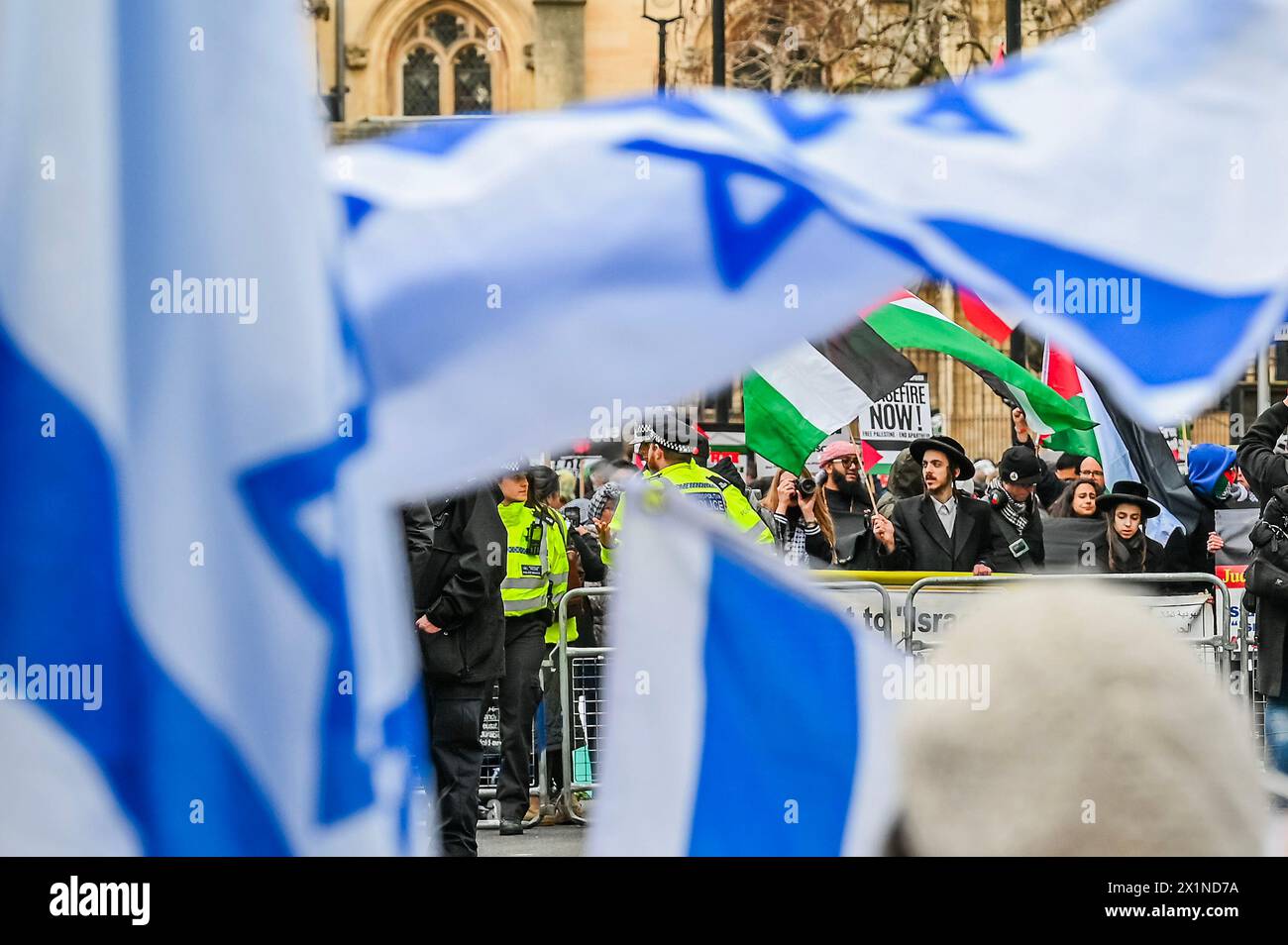 Londres, Royaume-Uni. 17 avril 2024. Une contre-manifestation pro-israélienne devant la Cour suprême est tenue à l'écart du groupe pro-palestinien par un cordon de police avec des juifs orthodoxes et antisionistes de l'autre côté - Palestiniens et partisans se rassemblent au Parlement pour appeler le Royaume-Uni à cesser d'armer Israël, ainsi que pour un cessez-le-feu maintenant et la fin de l'assaut de l'iraeli sur Gaza. Crédit : Guy Bell/Alamy Live News Banque D'Images