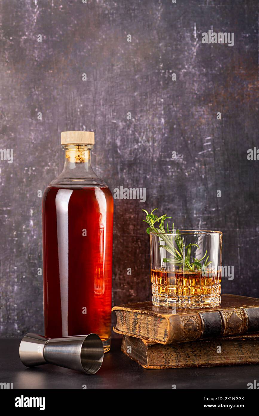 Photographie vierge de whisky, cognac, brandy, bourbon, scotch, malt, rhum, publicité, distillée, distillerie, jigger, shot, bouteille, vieillissement, fort, par Banque D'Images