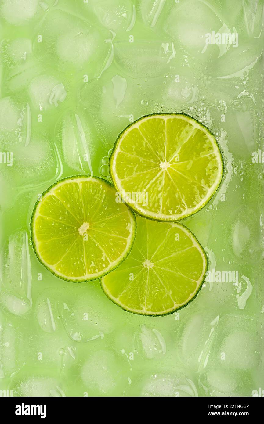 Photographie macro vierge de citron vert ; fruit ; soda, glace, boisson, rafraîchissement, cocktail ; boisson, liquide ; , eau ; soif, frais, mûr ; vitamine; agrumes Banque D'Images