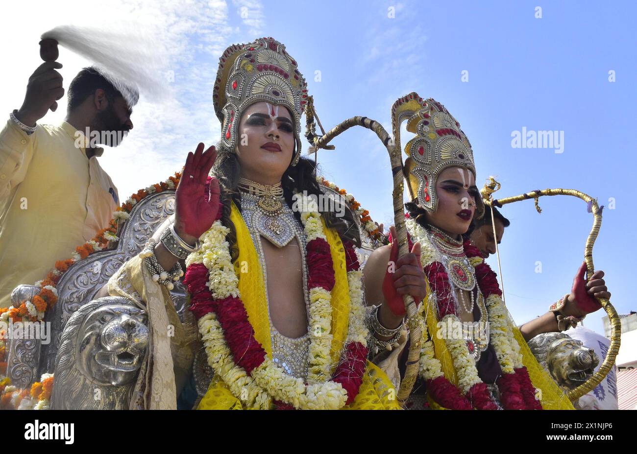 AMRITSAR, INDE - 17 AVRIL : des dévots habillés en divinités hindoues Rama (à gauche) et Laxman (à droite) participent à une procession religieuse à l'occasion du Ram Navami au temple Durgiana le 17 avril 2024 à Amritsar, en Inde. (Photo de Sameer Sehgal/Hindustan Times/Sipa USA) Banque D'Images