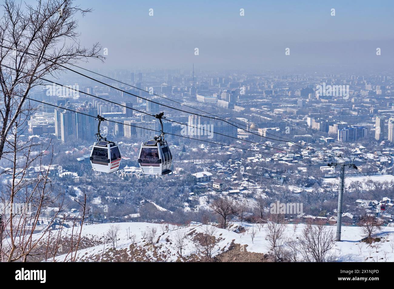 Almaty, Kazakhstan - 16 mars 2024 : le téléphérique est le point de repère d'Almaty, reliant le centre-ville et le mont Kok Tobe. Cabanes blanches et vieille partie de la ville. Sprin Banque D'Images