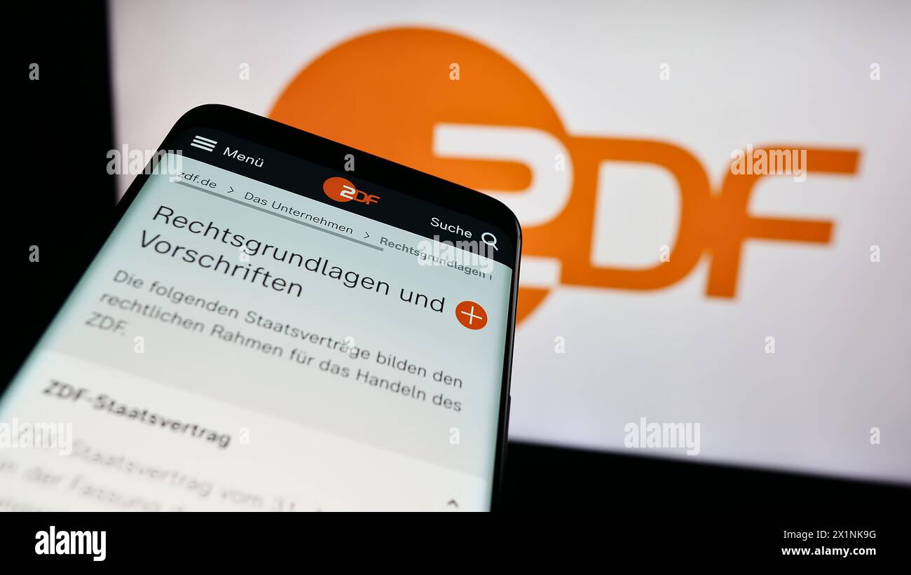 Téléphone portable avec le site de la chaîne de télévision Zweites Deutsches Fernsehen (ZDF) devant le logo. Concentrez-vous sur le coin supérieur gauche de l'écran du téléphone. Banque D'Images