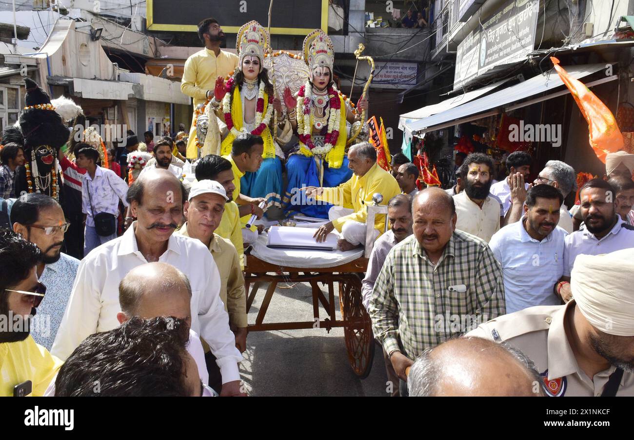 AMRITSAR, INDE - 17 AVRIL : des dévots habillés en divinités hindoues Rama (à gauche) et Laxman (à droite) participent à une procession religieuse à l'occasion du Ram Navami au temple Durgiana le 17 avril 2024 à Amritsar, en Inde. (Photo de Sameer Sehgal/Hindustan Times/Sipa USA) Banque D'Images
