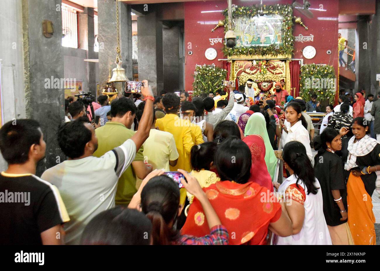 Inde. 17 avril 2024. PATNA, INDE - 17 AVRIL : des dévots en file d'attente pour avoir adoré le seigneur Ram et Hanuman au Mahavir Mandir à l'occasion du festival Ramnavami le 17 avril 2024 à Patna, en Inde. (Photo de Santosh Kumar/Hindustan Times/Sipa USA) crédit : Sipa USA/Alamy Live News Banque D'Images