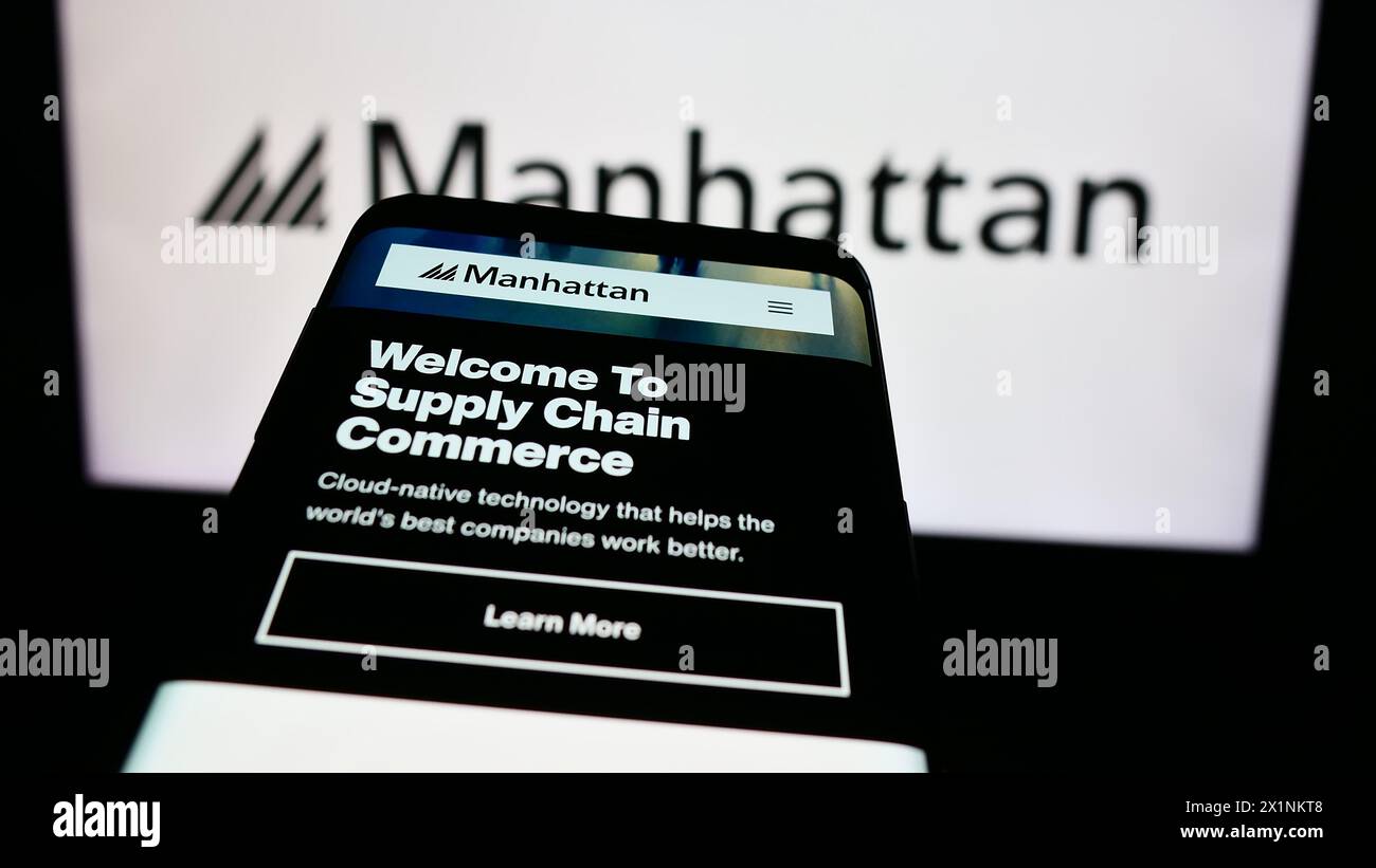 Téléphone portable avec le site Web de la société américaine de logiciels Manhattan Associates Inc devant le logo de l'entreprise. Concentrez-vous sur le coin supérieur gauche de l'écran du téléphone. Banque D'Images