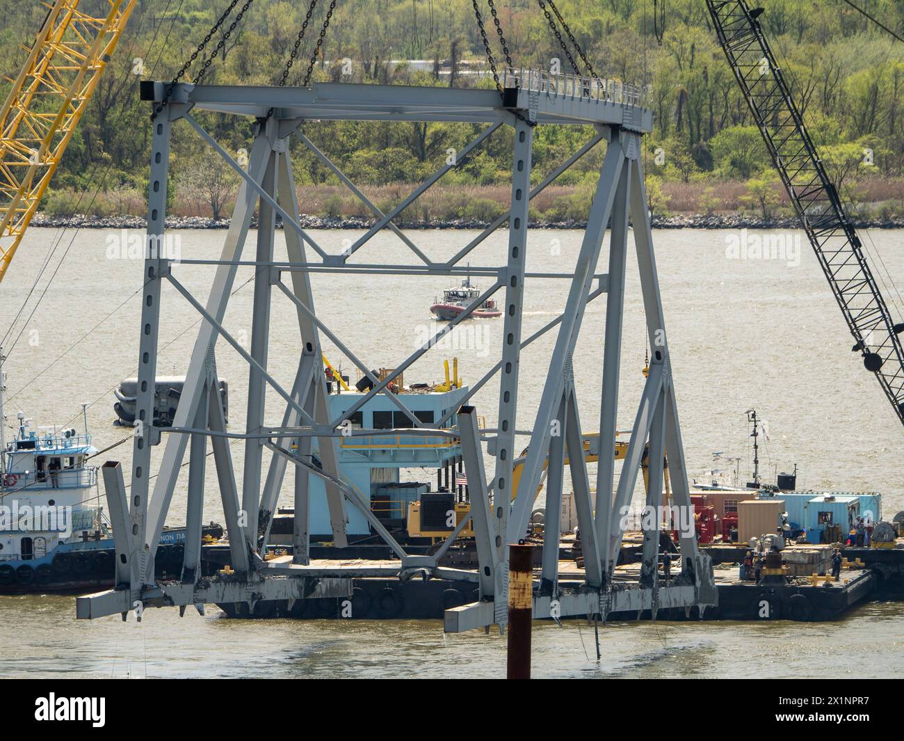 Dundalk (États-Unis d'Amérique). 16 avril 2024. Dundalk (États-Unis d'Amérique). 16 avril 2024. Les opérateurs de sauvetage du corps of Engineers de l'armée américaine utilisent la barge grue Chesapeake 1000 pour déplacer un gros morceau d'acier de soutien du pont Francis Scott Key, effondré, le 16 avril 2024, près de Dundalk, Maryland. Le pont a été heurté par le porte-conteneurs de 984 pieds le 26 mars et s'est effondré tuant six travailleurs. Crédit : Charles Delano/US Army/Alamy Live News Banque D'Images