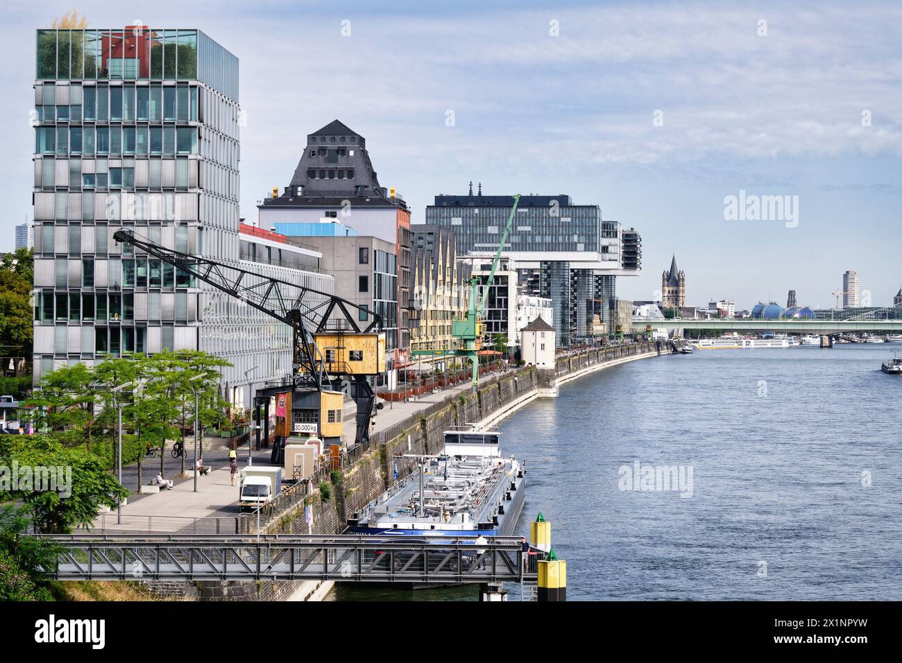 Cologne, Allemagne 18 juillet 2023 : rive sud gauche du rhin près de la rheinauhafen avec vue au nord vers le centre-ville de cologne Banque D'Images