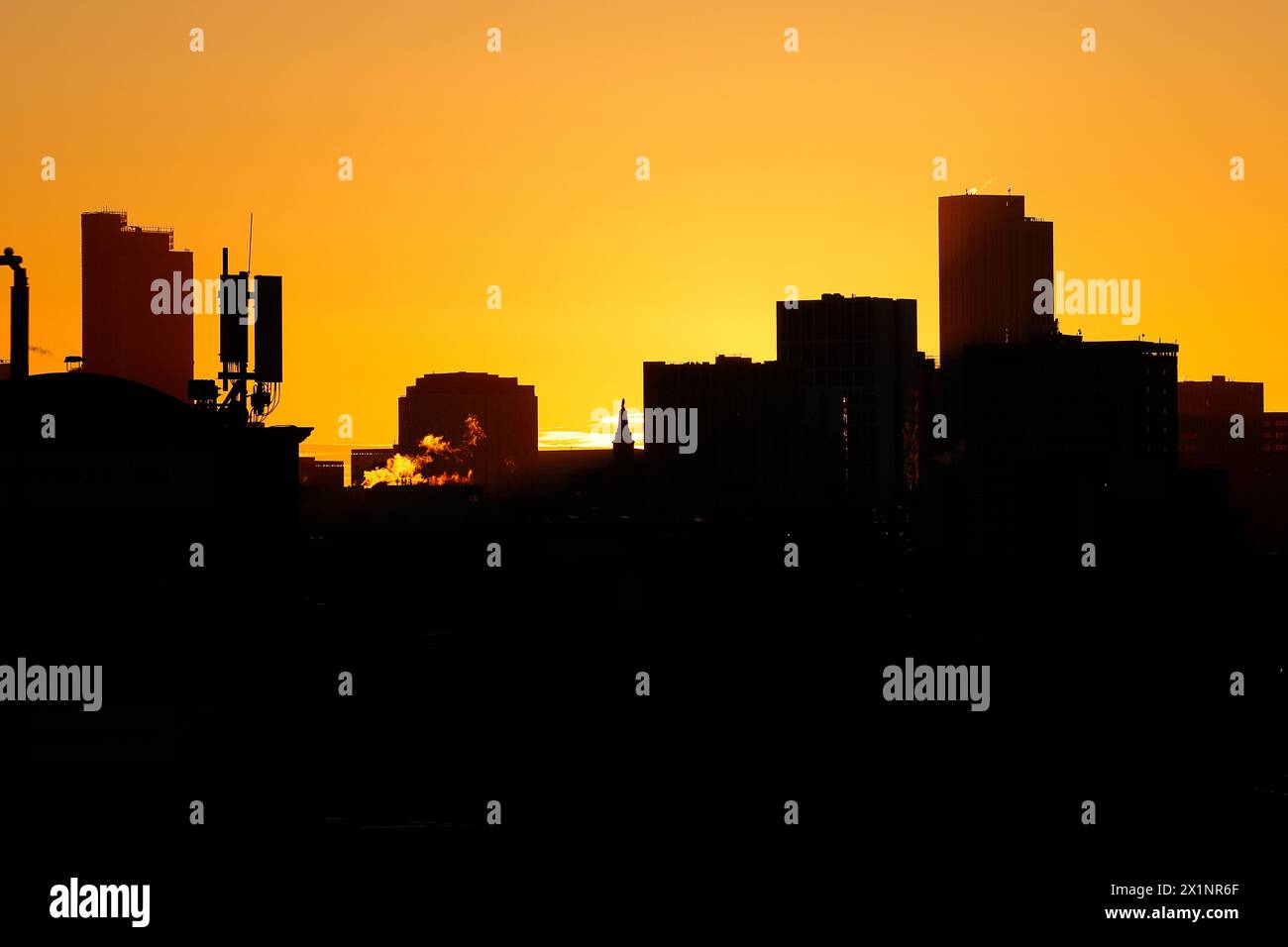 Silhouette de Leeds City Skyline pendant le lever du soleil dans West Yorkshire, Royaume-Uni Banque D'Images
