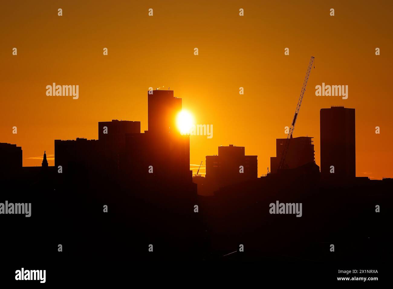 Silhouette de Leeds City Skyline pendant le lever du soleil dans West Yorkshire, Royaume-Uni Banque D'Images