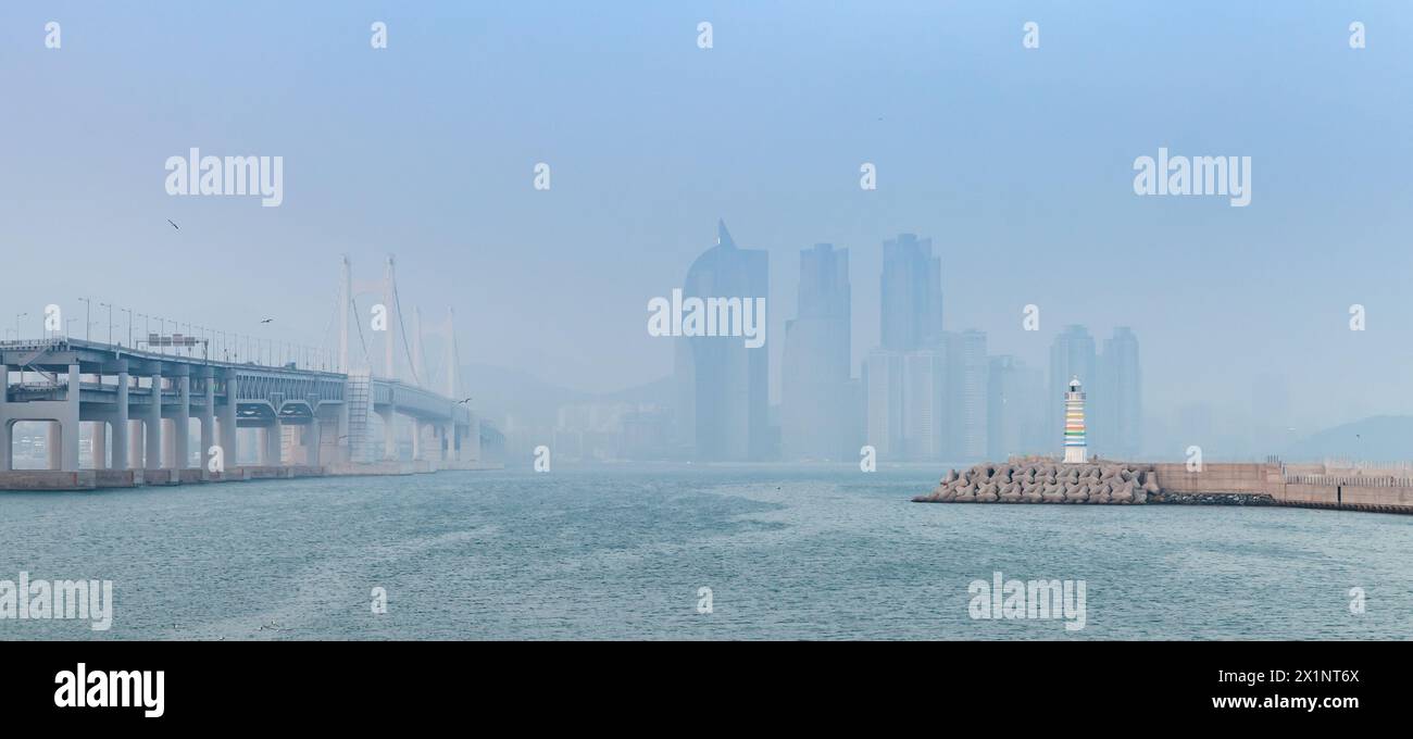 Vue panoramique sur la côte de la ville de Busan, Corée du Sud. Pont de Gwangandaegyo un jour brumeux Banque D'Images