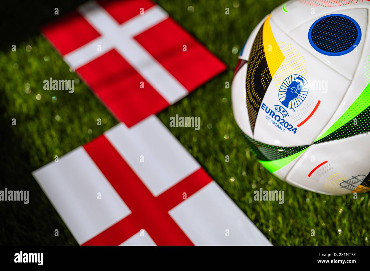 HAMBOURG, ALLEMAGNE, 17 AVRIL 2024 : Danemark vs Angleterre, Euro 2024 Groupe C match de football à Waldstadion, Francfort, 20 juin 2024, ballon officiel sur vert Banque D'Images