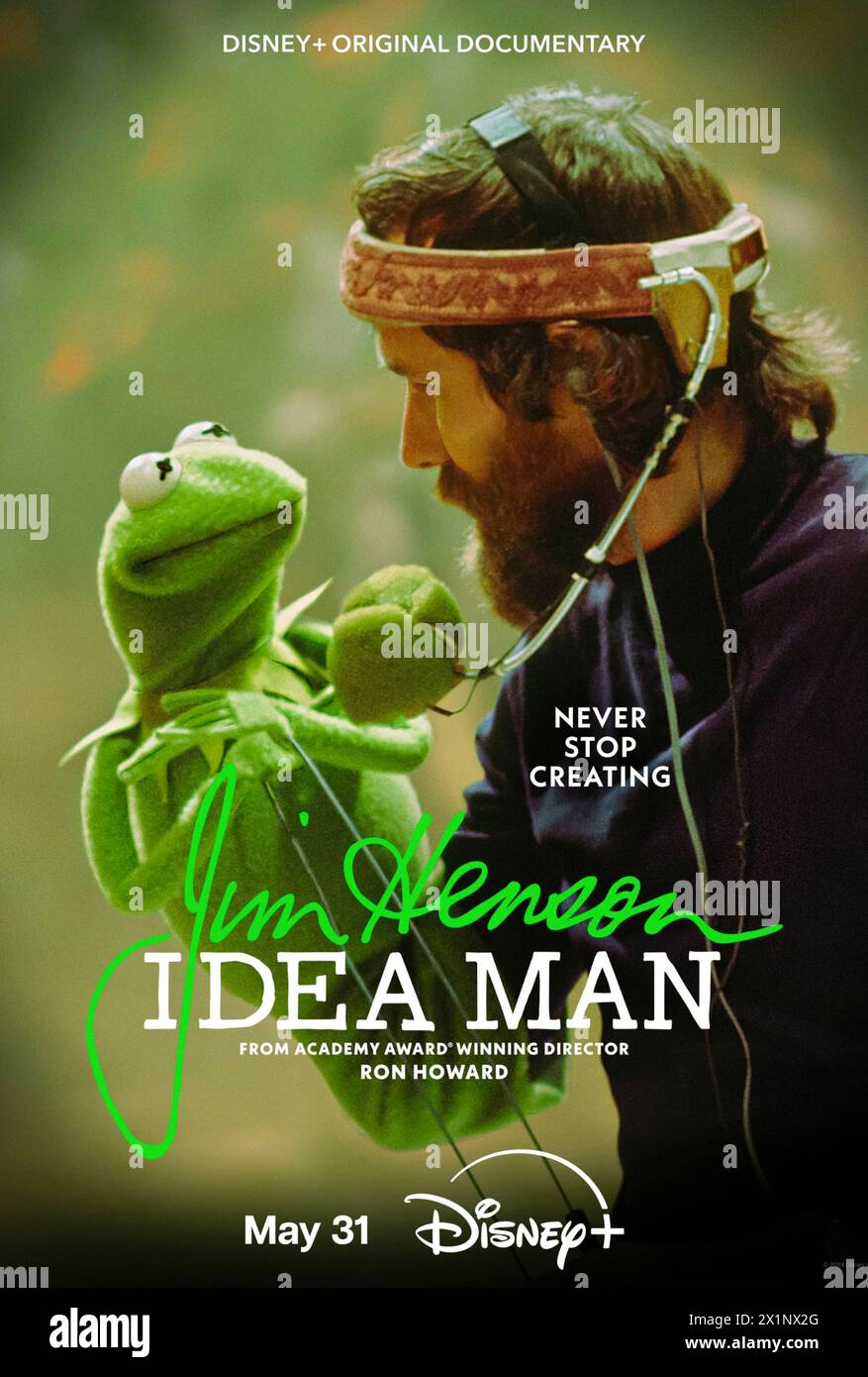 Jim Henson Idea Man (2024) réalisé par Ron Howard. Documentaire sur le marionnettiste Jim Henson et ses personnages très appréciés des Muppets, Sesame Street et The Dark Crystal. Affiche publicitaire.***USAGE ÉDITORIAL SEULEMENT*** crédit : BFA / Disney+ Banque D'Images
