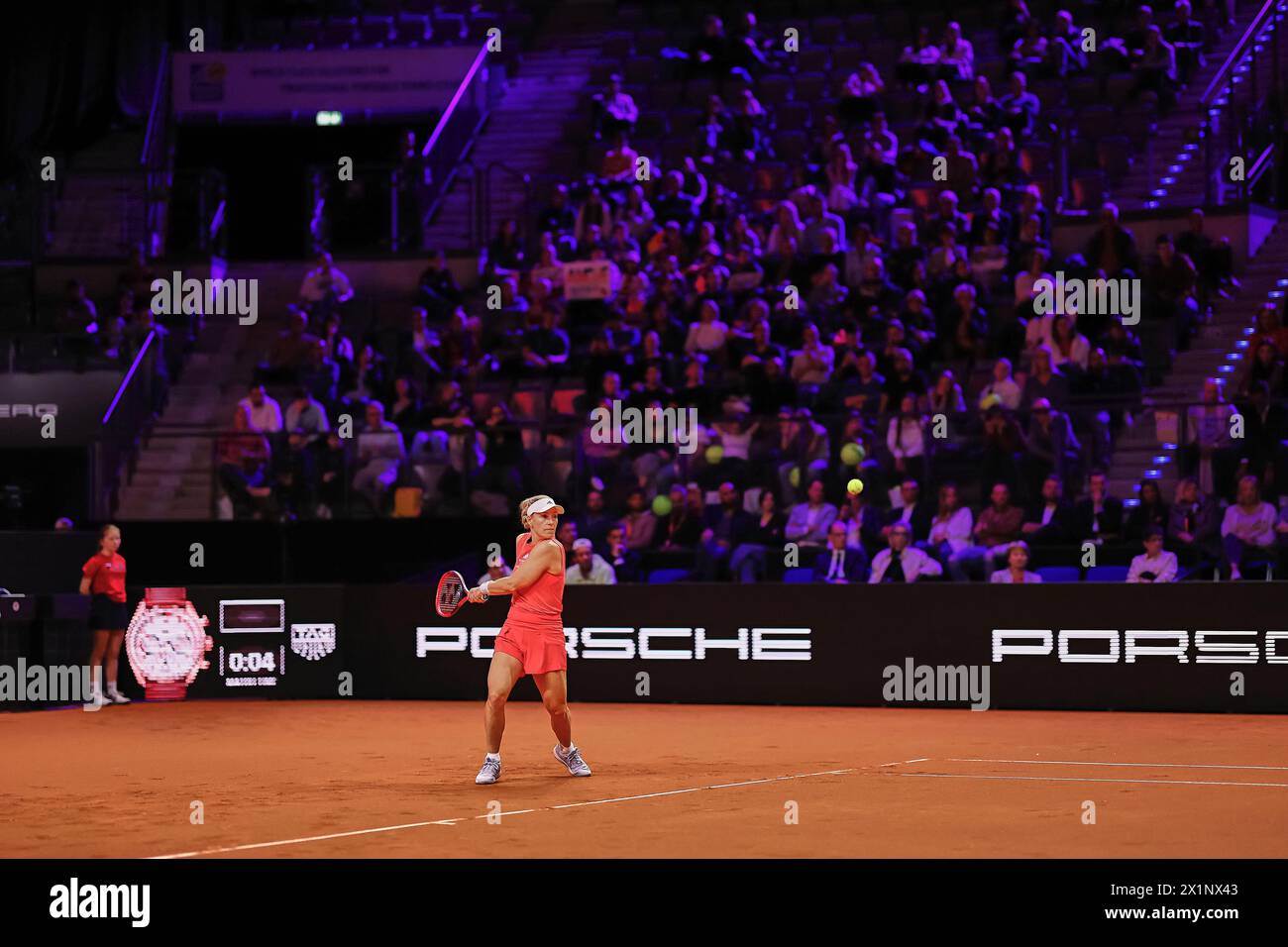 Stuttgart, Bade-Wuerttemberg, Allemagne. 17 avril 2024. Angelique Kerber (GER) revient avec le revers lors du 47. Porsche Tennis Grand Prix Stuttgart - WTA500 (crédit image : © Mathias Schulz/ZUMA Press Wire) USAGE ÉDITORIAL SEULEMENT! Non destiné à UN USAGE commercial ! Banque D'Images