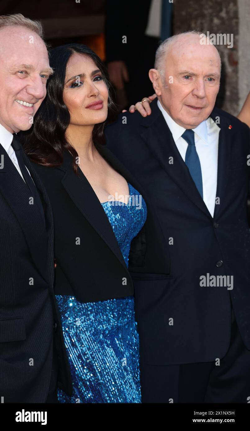 Venise, Italie. 17 avril 2024. Événement privé organisé par Mr. et Mme Pinault à la Fondation Giorgio Cini à Venise sur la photo : François Pinault, Salma Hayek et François-Henri Pinault crédit : Agence photo indépendante/Alamy Live News Banque D'Images