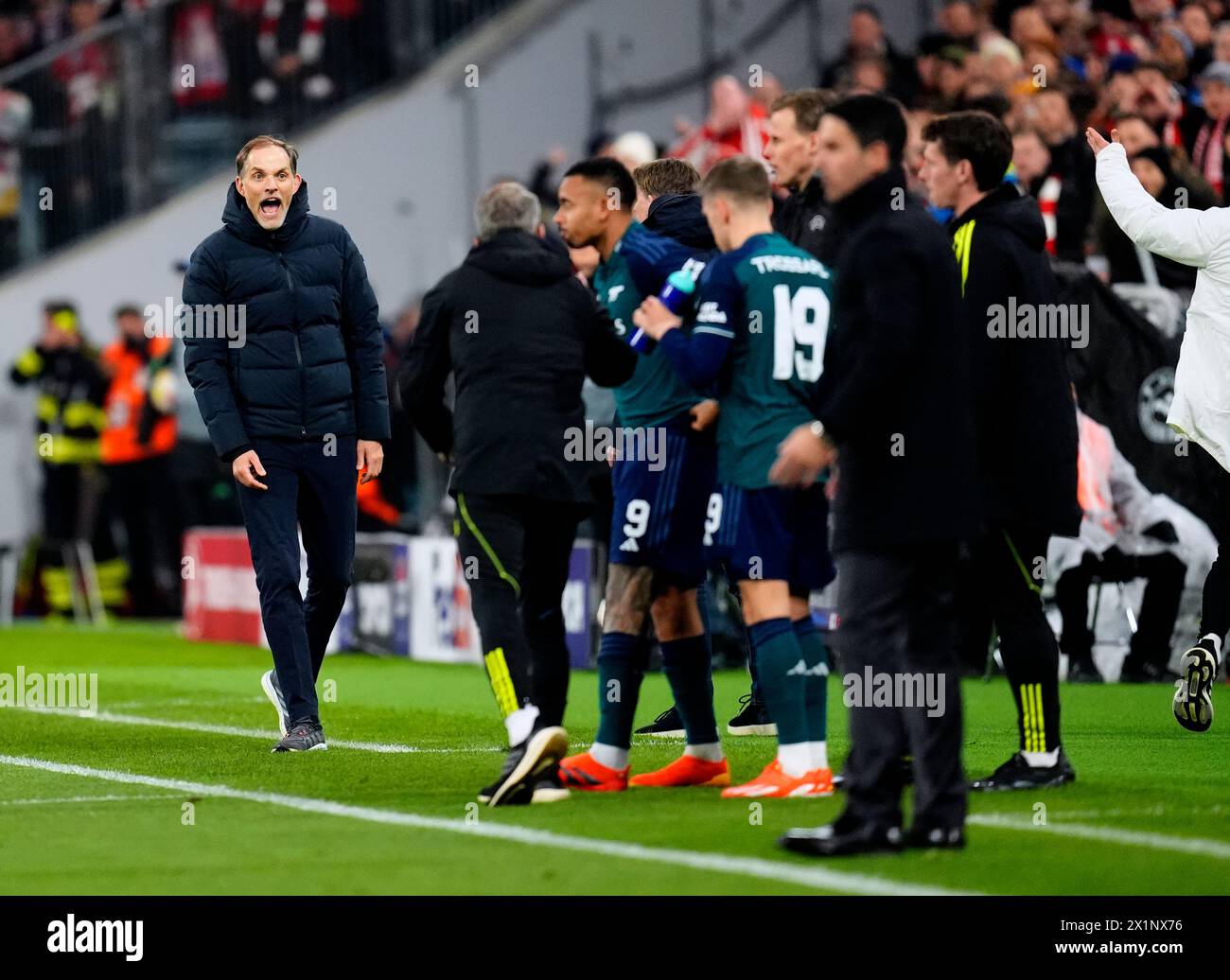 Thomas Tuchel (à gauche), le manager du Bayern Munich, réagit lors du match de deuxième manche en quart de finale de l'UEFA Champions League à l'Allianz Arena de Munich. Date de la photo : mercredi 17 avril 2024. Banque D'Images