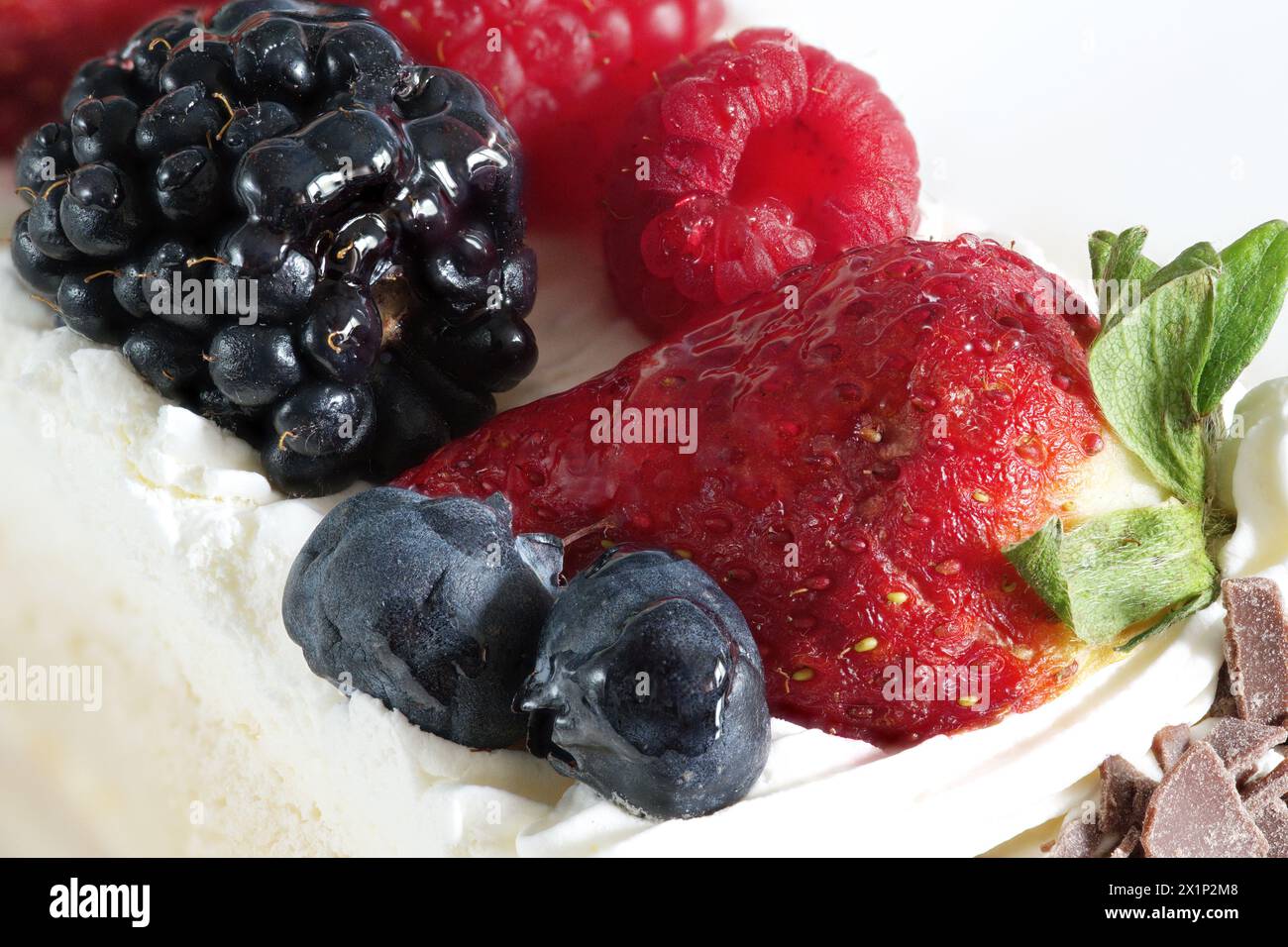 Un gâteau à la crème nappé de fruits Banque D'Images