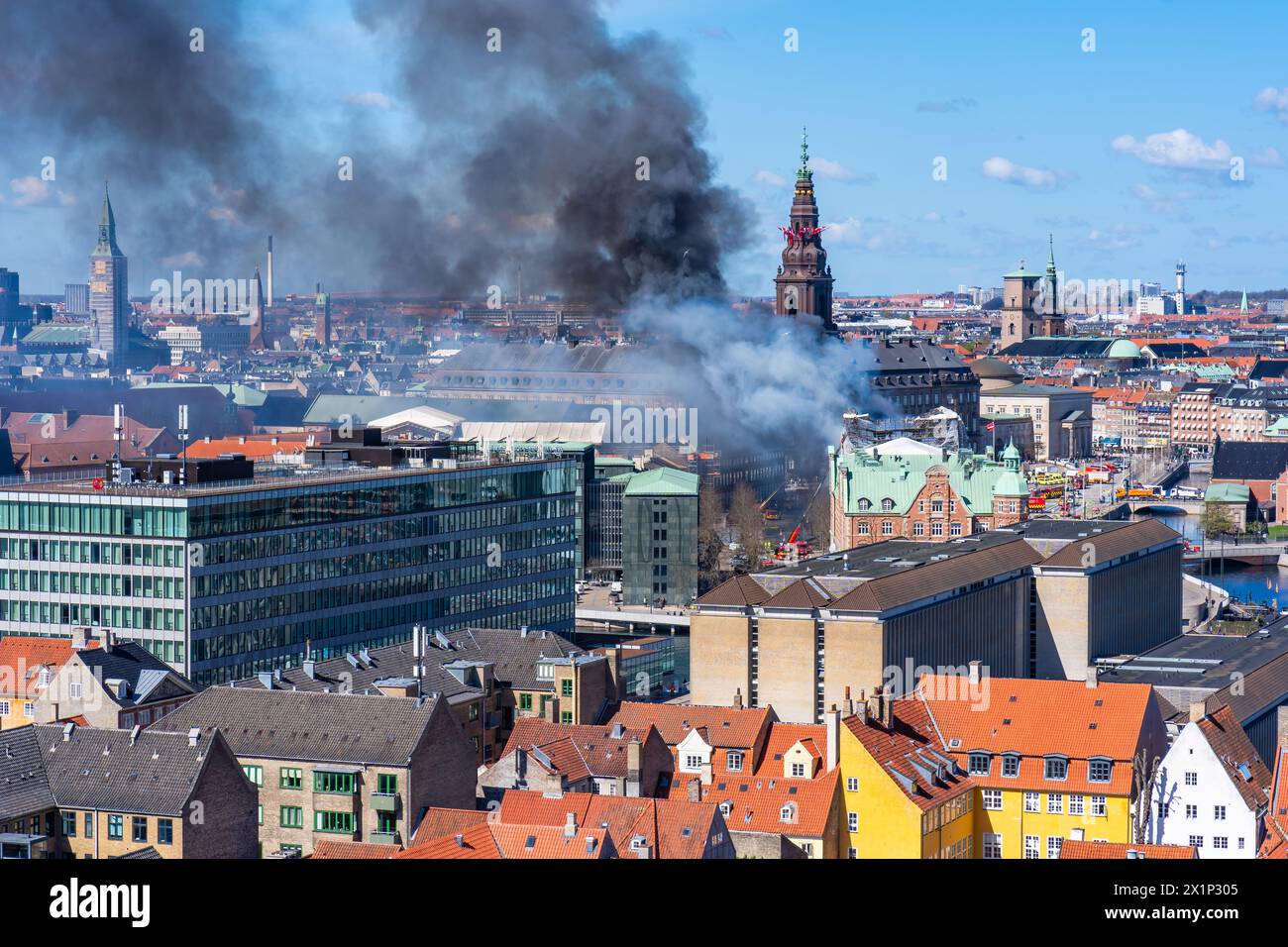 COPENHAGUE, DANEMARK - 16 AVRIL 2024 : de la fumée noire dérive au-dessus du centre de Copenhague alors que la Bourse historique de Copenhague s'enflamme mardi Banque D'Images