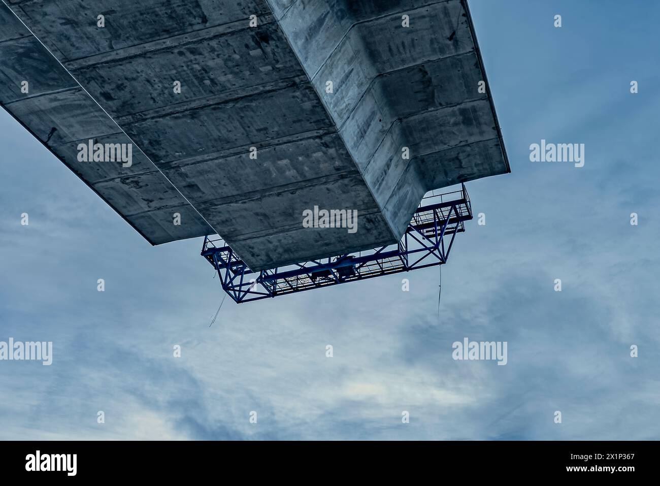 Pont en béton, par le bas avec la chaussée flottant dans les airs comme un vaisseau spatial contre un ciel bleu, pont de la princesse héritière Marys Frederikssund Banque D'Images